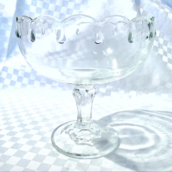 Vintage pressed glass bowl with teardrops accents - Picture 3 of 7